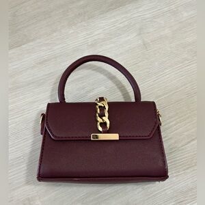Elegant Handbag with Gold Chain Accent